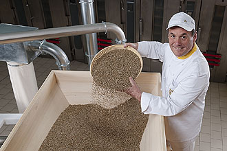 La boulangerie Ruetz broie avec un moulin à céréales Osttiroler Green La boulangerie Ruetz broie avec un moulin à céréales Osttiroler Green
